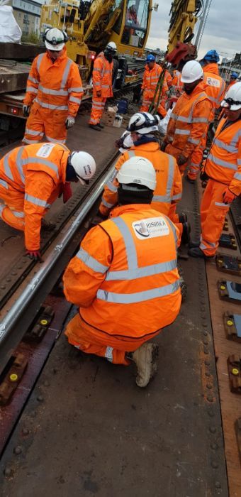 workers-on-railway-track